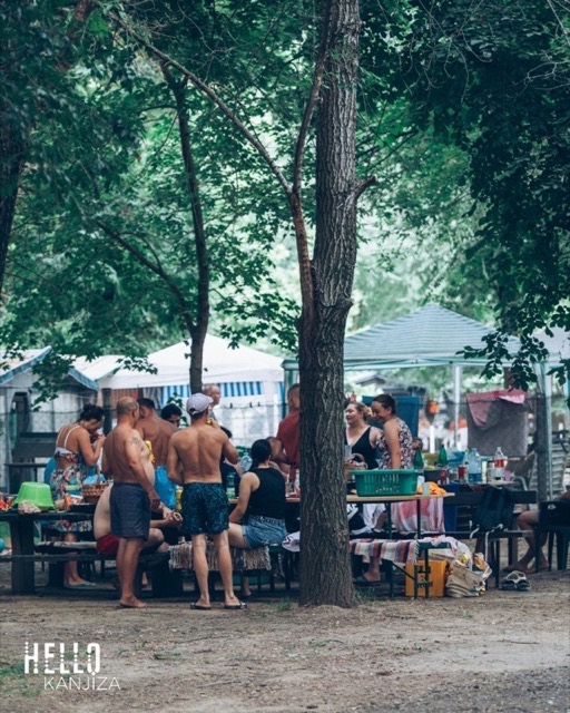 Családi piknik és társaság a kempingben